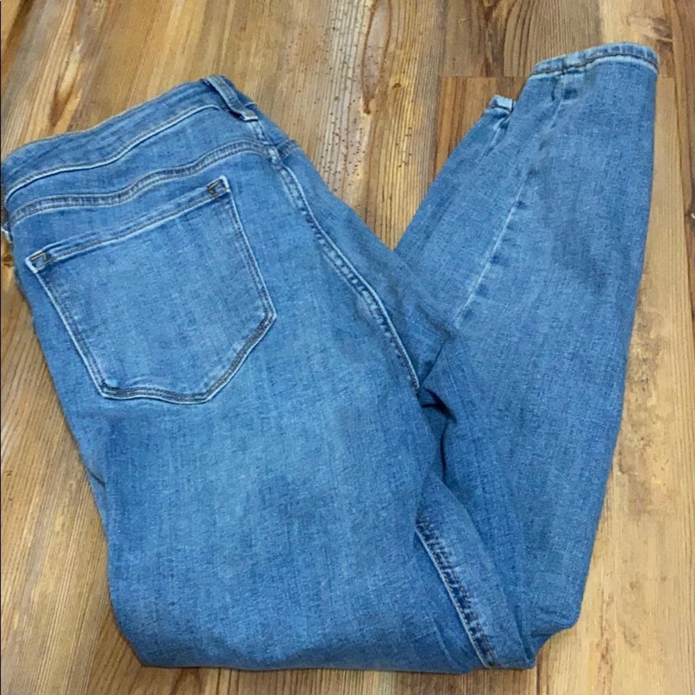 Mid rise blue jeans